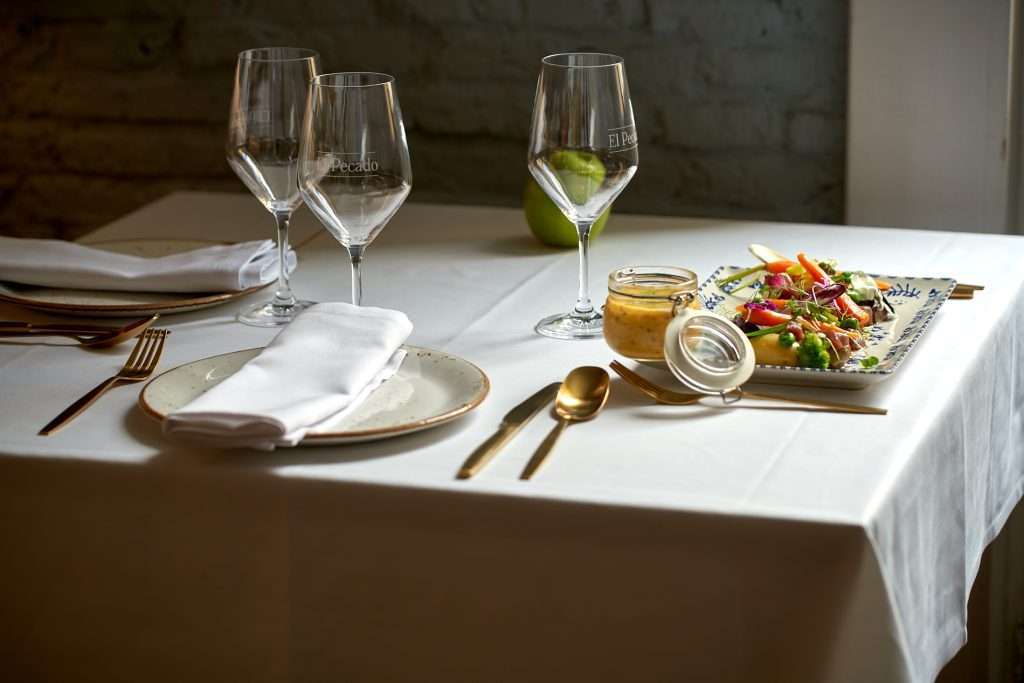 Detalle de plato de temporada en la mesa Restaurante-Vinoteca El Pecado Salamanca