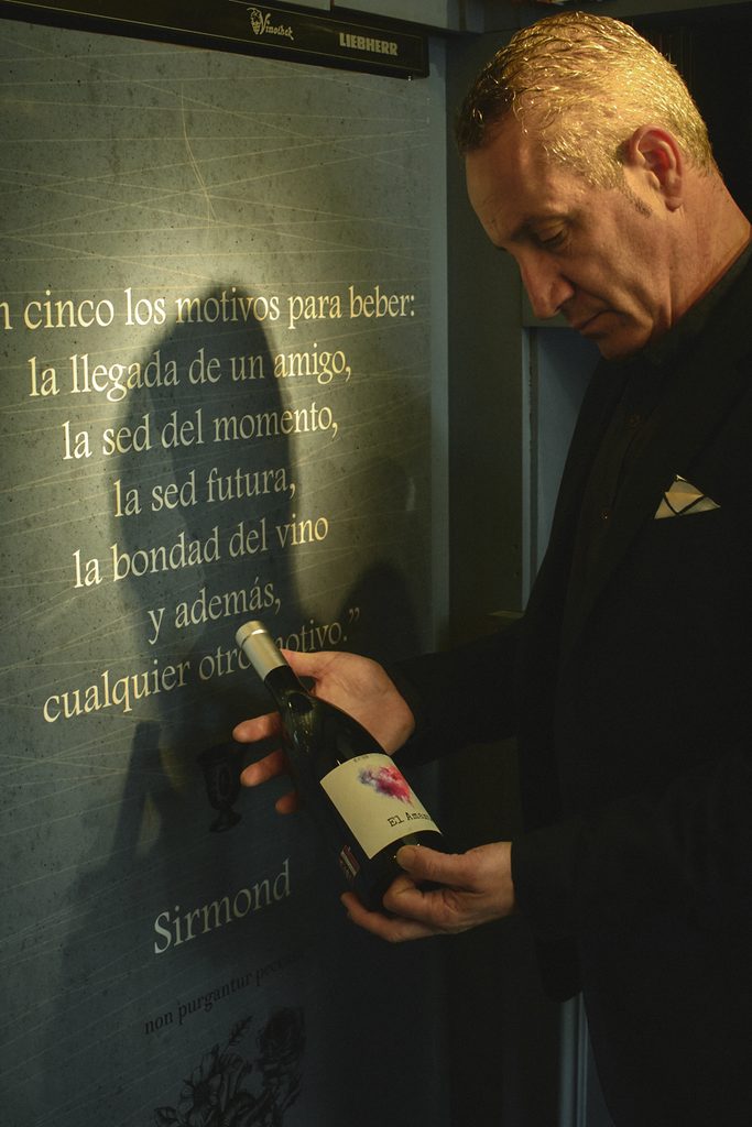 Luis Miguel Fernández, propietario y sumiller de El Pecado Restaurante en Salamanca con una botella de vino de la Sierra de Salamanca